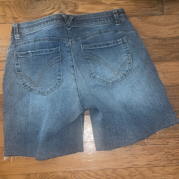 NWT DEMOCRACY AB TECHNOLOGY HIGH-RISE CUTOFF DISTRESSED PULL ON SHORTS SIZE 2 - Picture 6 of 6